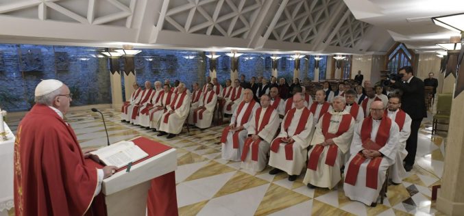 Папата: Епископот е слуга, а не принц