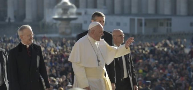 Папата: Заповедите му помагаат на човекот да го отвори срцето за Бог