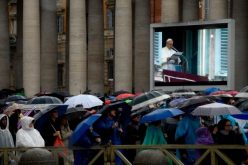 Папата моли за мир во Украина