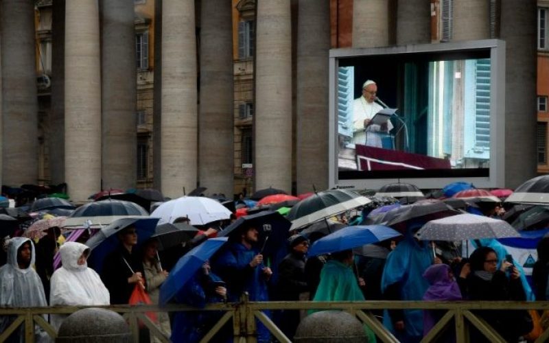Папата моли за мир во Украина
