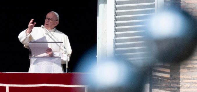 Папата мисли на оние кои го слават Божиќ разделени од своите семејства
