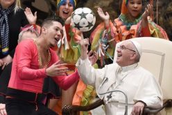 Папата на Генералната аудиенција: Соблаза е да се оди на црква и да се мразат луѓето