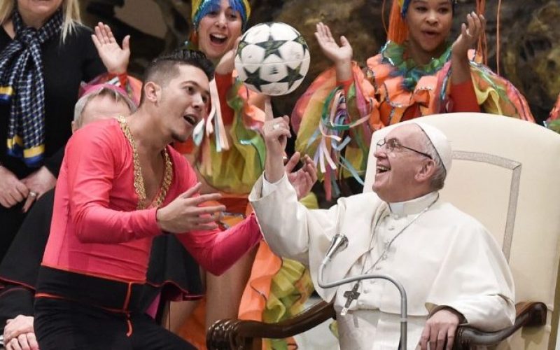 Папата на Генералната аудиенција: Соблаза е да се оди на црква и да се мразат луѓето