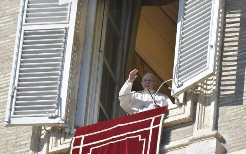 Папата Фрањо: Како мудреците храбро да ги отвориме срцата за Исус