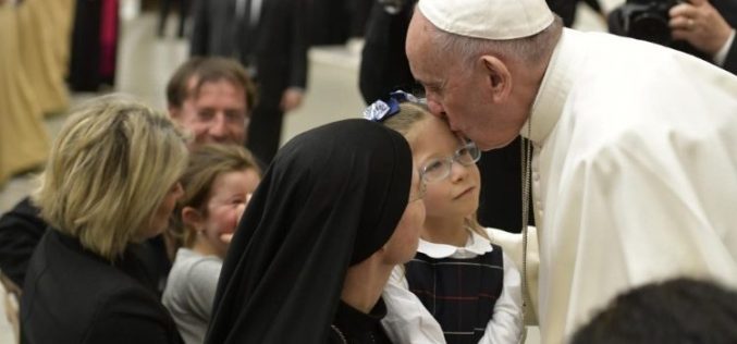Папата Фрањо: Молете го Бог како што детето го моли својот татко