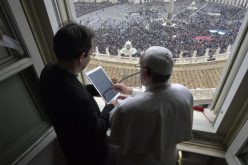 Папата Фрањо отвори нова молитвена апликација „Click to pray“ и го активира својот профил