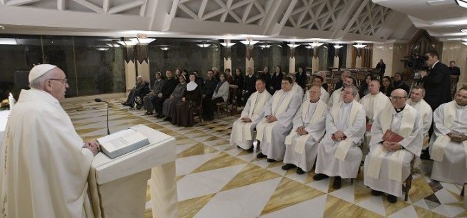 Папата: Свештеникот треба многу време да поминува пред Дарохранителницата