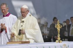 Папата Фрањо служеше света Миса во Абу Даби