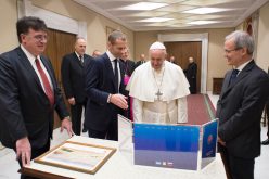 Папата Фрањо се сретна со претседателот на Европскиот фудбалски сојуз