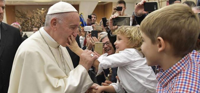 Во Твитер порака Папата повика да се спасат децата војници