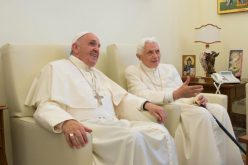 Папата ги повика верниците да се молат за него и за почесниот папа Бенедикт XVI