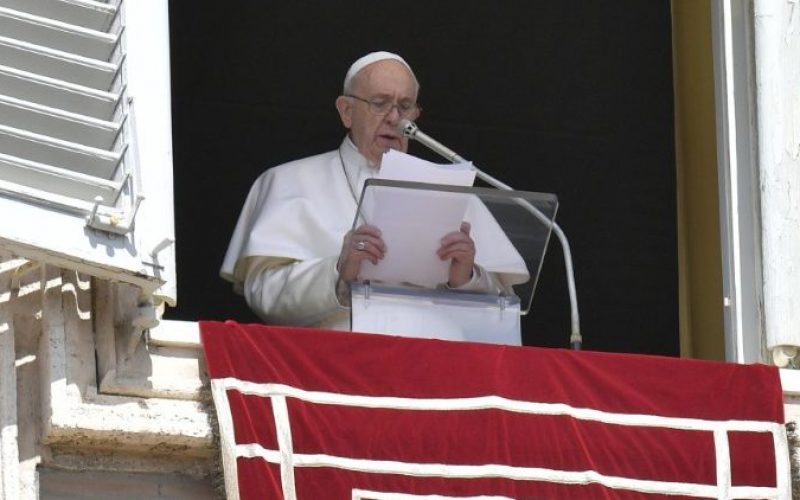 Папата: Да ги фрлиме од рацете камењата на оцрнување и озборување