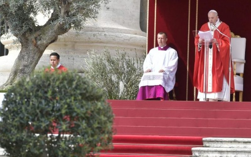 Папата: Исусовото молчење го победува триумфализмот