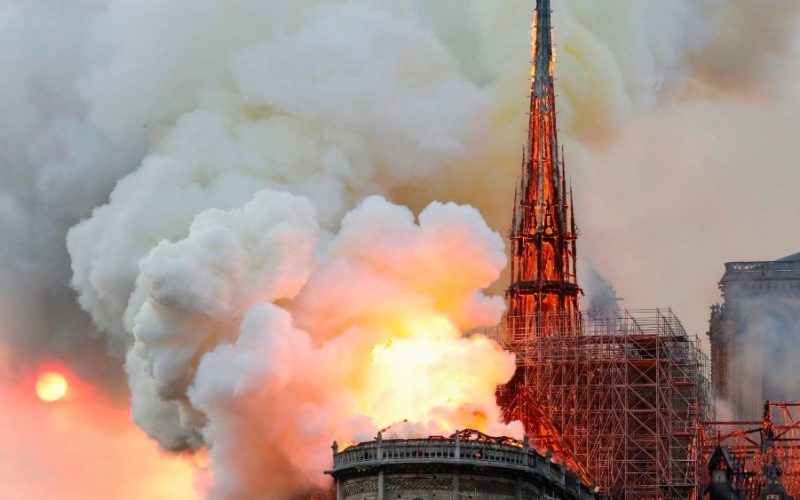 Со „шок и тага“ Ватикан ја прими веста за пожарот во Нотр Дам