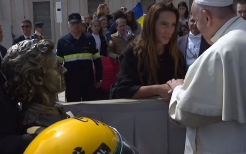 Папата доби оргинална кацига на Аиритон Сена