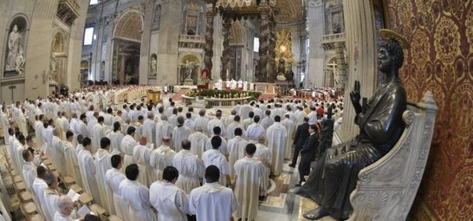 Папата до свештениците: Грижа за народот и против клерикализмот