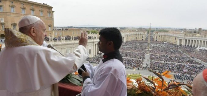 Папата го подели традиционалниот благослов „Urbi et orbi“