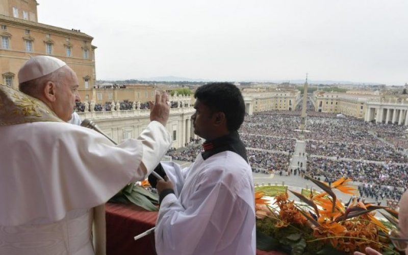Папата го подели традиционалниот благослов „Urbi et orbi“