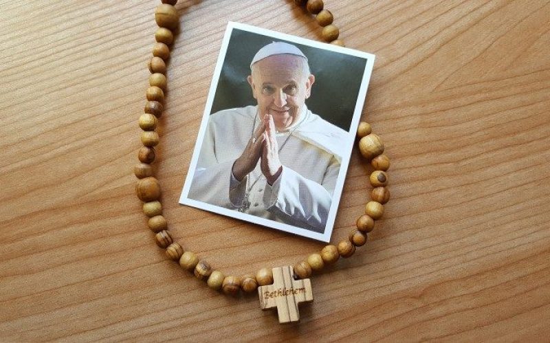  Папата подари 6000 бројаници на млади поклоници