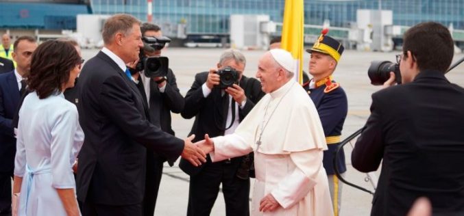 Папата пристигна во Романија