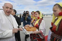 Папата Фрањо пристигна во Македонија
