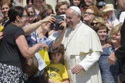 Папата: Излезете од самодопадливоста и не задржувајте ги Божјите дарови за себе