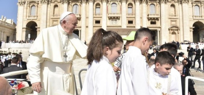Папата: Евхаристијата нека биде центар на нашиот живот