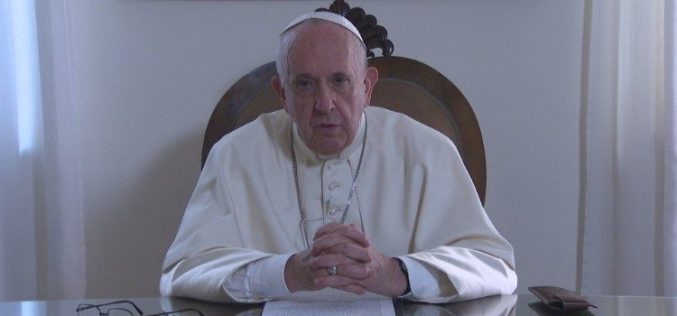 Папата: Светот секој ден станува сѐ повеќе суров за исклучените