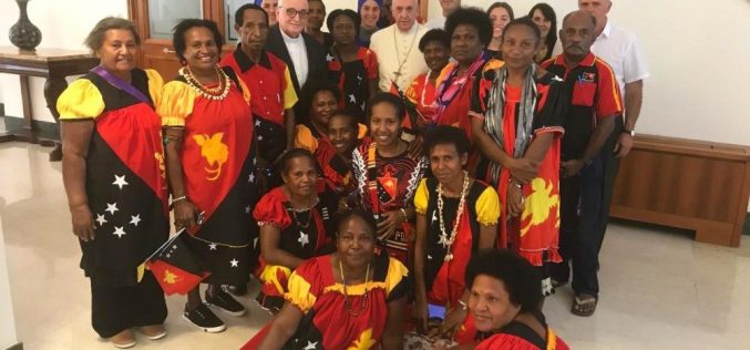 Папата се сретна со поклоници од Папуа Нова Гвинеја