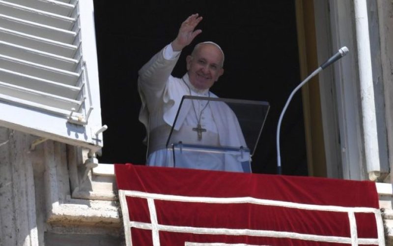Апел на Папата: Сите мора да ја почитуваат Женевската конвенција