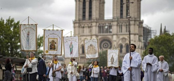 Папата во пораката до надбискупот на Париз: Верниците се градители на новото човештво