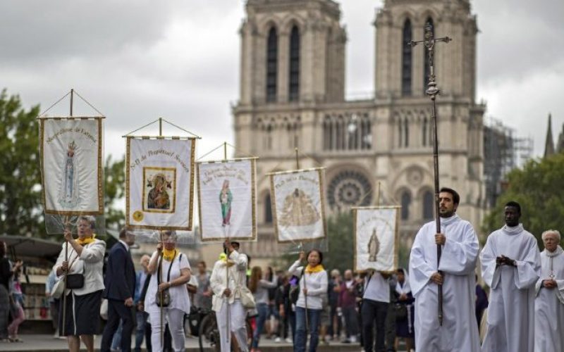 Папата во пораката до надбискупот на Париз: Верниците се градители на новото човештво
