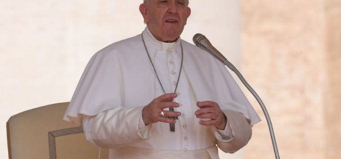 Папата повика на молитва за мир во светот