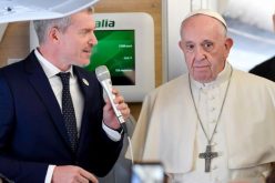 Папата во авионот ги повика новинарите на молитва за Бахамите