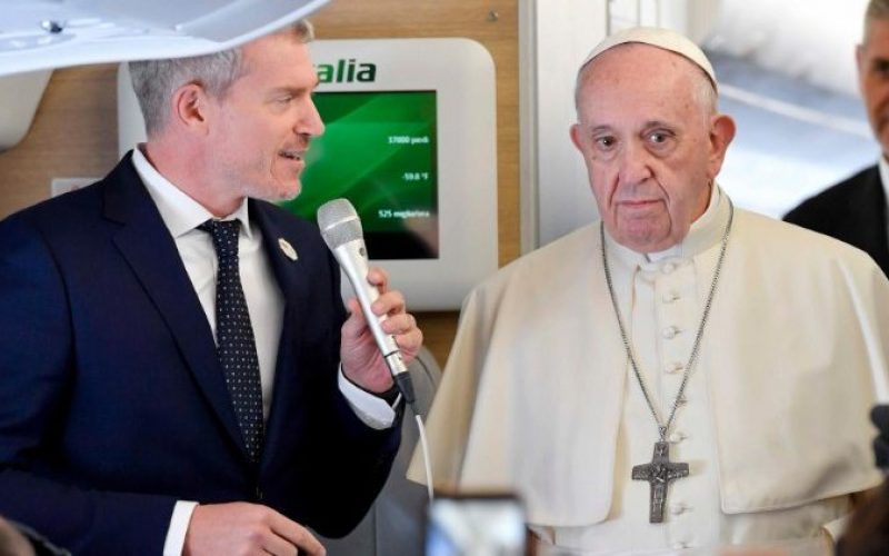 Папата во авионот ги повика новинарите на молитва за Бахамите