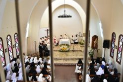 Папата во Мадагаскар: Посета на манастирот на босоногите Кармилитјанки