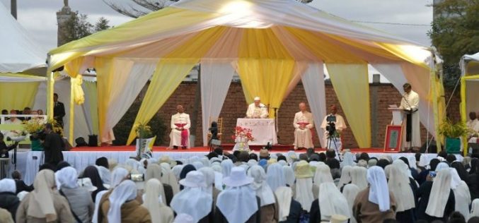 Мадагаскар: Папата се сретна со свештениците