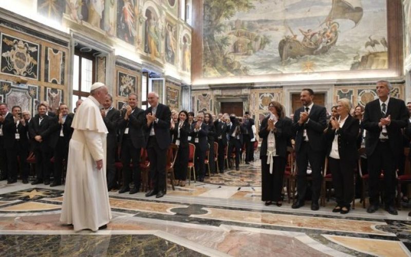 Папата до италијанските новинари: Пренесувајте добри вести и разоткривајте ги лажните зборови