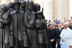 Папата благослови споменик на тема мигранти