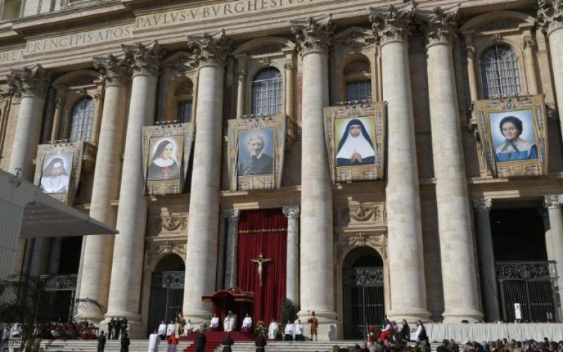 Папата Фрањо: Новите светци се „нежните светла“ во темнината на светот