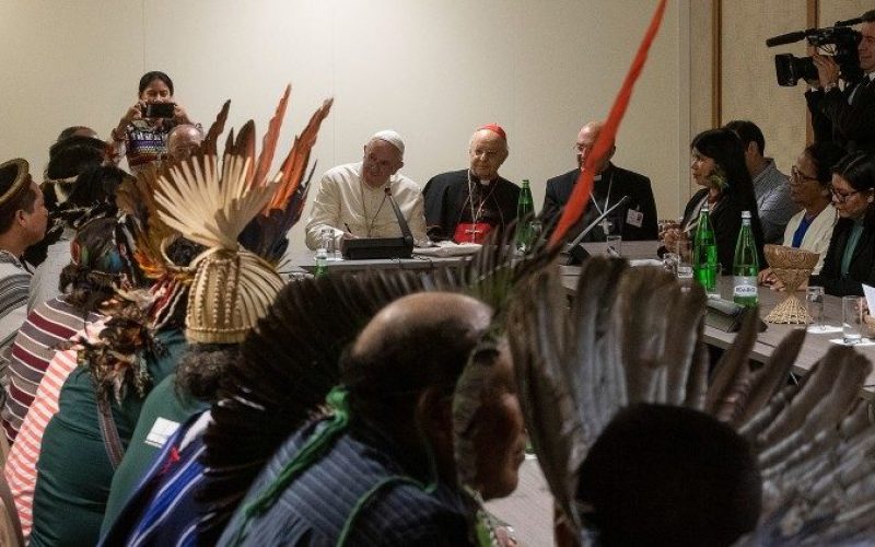Папата се сретна со група домородци