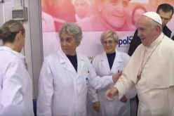 Папата го посети привремениот здравствен центар