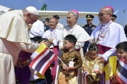 Папата Фрањо пристигна во Тајланд