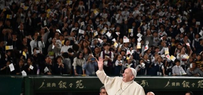 Папата во Јапонија: Надминете го натпреварувањето заради профит; прифатете го секој живот