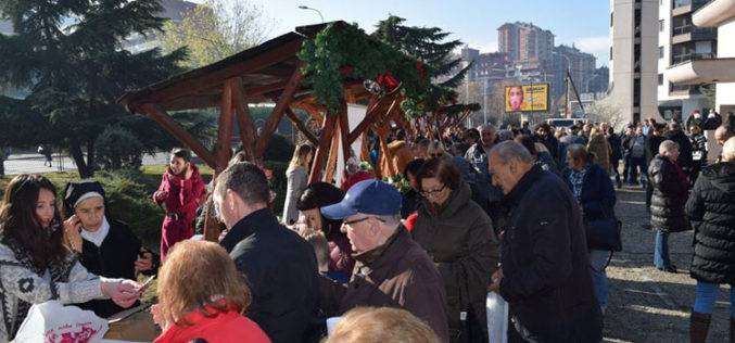 Во дворот на Скопската катедрала се одржа традиционалниот Божиќен саем