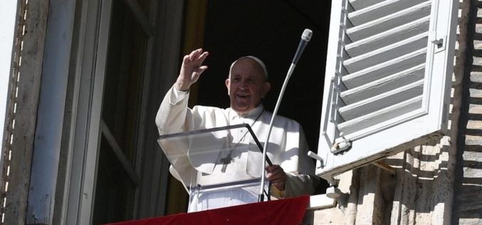 Папата: Родители и деца поддржувајте дружејќи се со Евангелието