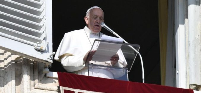 Папата: Да се восхитуваме на Бог, Кој избра да биде на страната на нас грешниците