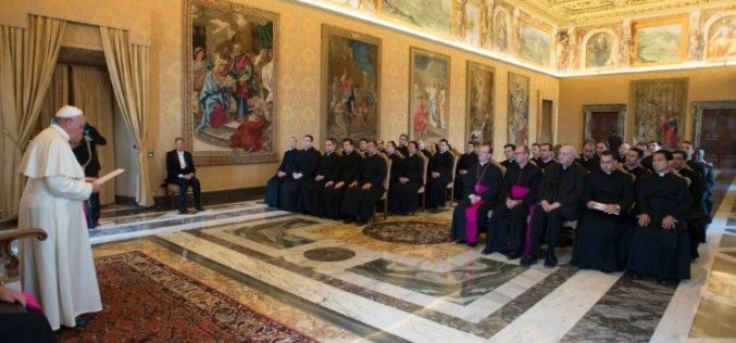 Папата Фрањо одреди една година мисионерски искуства за новите дипломати на Светиот Престол