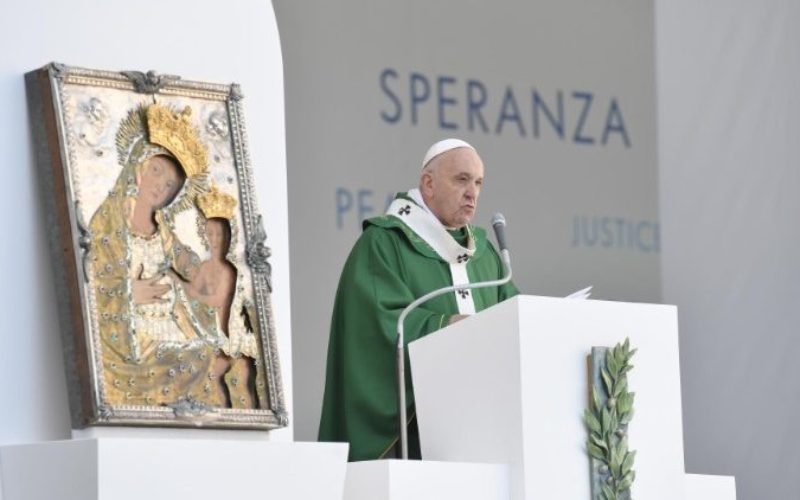 Папата Фрањо: Христијанската новост е да им простиш и да ги љубиш непријателите