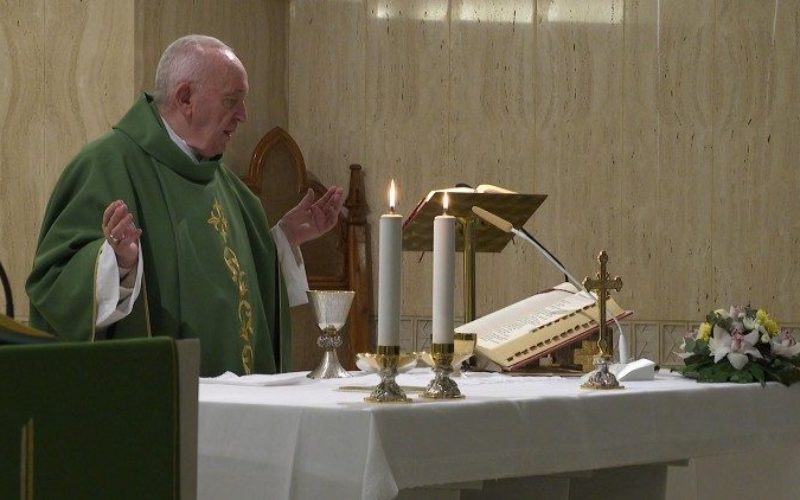 Папата: Најголем во Црквата е оној кој служи, а не оној со најмногу титули